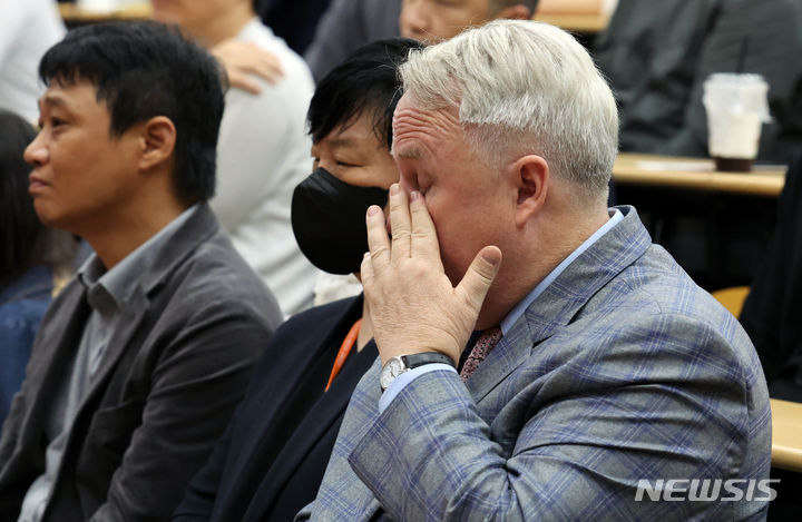 [부산=뉴시스] 하경민 기자 = 인요한 국민의힘 혁신위원장이 4일 부산 남구 경성대에서 열린 '이언주&이준석 톡!톡! 콘서트'에 참석, 토크콘서트를 지켜보고 있다. 인 위원장은 이 전 대표를 만나기 위해 부산을 방문했지만 끝내 불발됐다. 2023.11.04. yulnetphoto@newsis.com