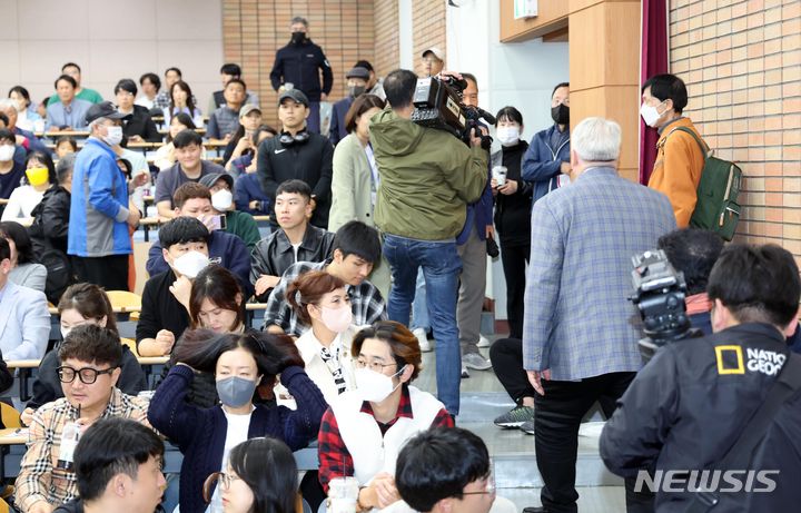 [부산=뉴시스] 하경민 기자 = 인요한 국민의힘 혁신위원장이 4일 부산 남구 경성대에서 열린 '이언주&이준석 톡!톡! 콘서트'에 참석, 토크콘서트가 끝나자 행사장을 빠져나가고 있다. 인 위원장은 이 전 대표를 만나기 위해 부산을 방문했지만 끝내 불발됐다. 2023.11.04. yulnetphoto@newsis.com