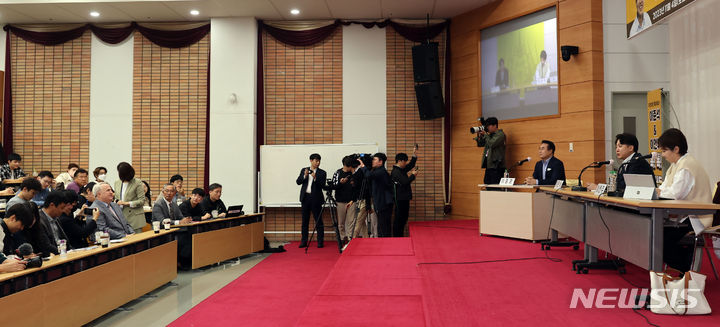 [부산=뉴시스] 하경민 기자 = 인요한 국민의힘 혁신위원장이 4일 부산 남구 경성대에서 열린 '이언주&이준석 톡!톡! 콘서트'에 참석, 토크콘서트를 지켜보고 있다. 인 위원장은 이 전 대표를 만나기 위해 부산을 방문했지만 끝내 불발됐다. 2023.11.04. yulnetphoto@newsis.com