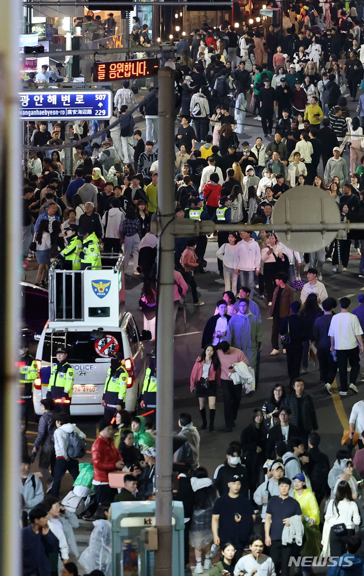 [부산=뉴시스] 하경민 기자 = '제18회 부산불꽃축제'가 열리는 4일 오후 부산 수영구 광안리해수욕장 백사장과 해안도로에 관람객들이 몰려들고 있는 가운데 경찰이 안전관리를 하고 있다. 2023.11.04. yulnetphoto@newsis.com