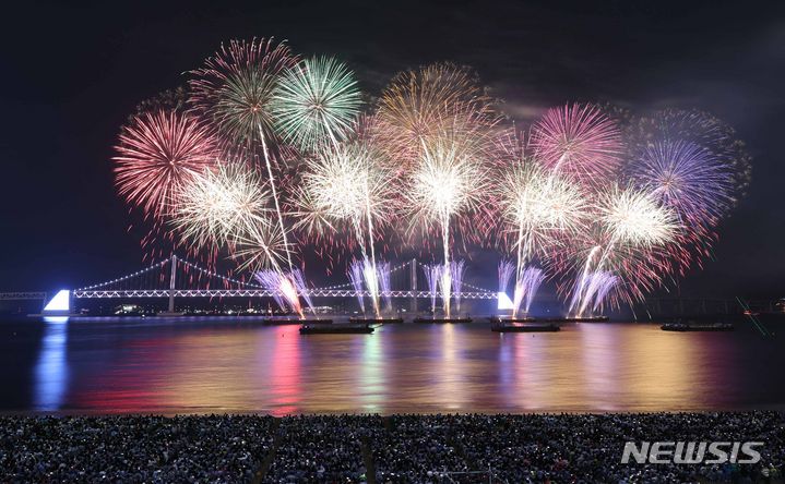 [부산=뉴시스] 하경민 기자 = '제18회 부산불꽃축제'가 열린 4일 부산 수영구 광안리해수욕장 일대에서 광안대교를 배경으로 화려한 불꽃쇼가 연출되고 있다. 2023.11.04. yulnetphoto@newsis.com