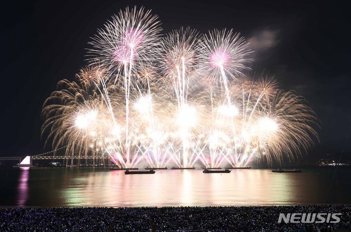 [부산=뉴시스] 하경민 기자 = '제18회 부산불꽃축제'가 열린 4일 부산 수영구 광안리해수욕장 일대에서 광안대교를 배경으로 화려한 불꽃쇼가 연출되고 있다. 2023.11.04. yulnetphoto@newsis.com