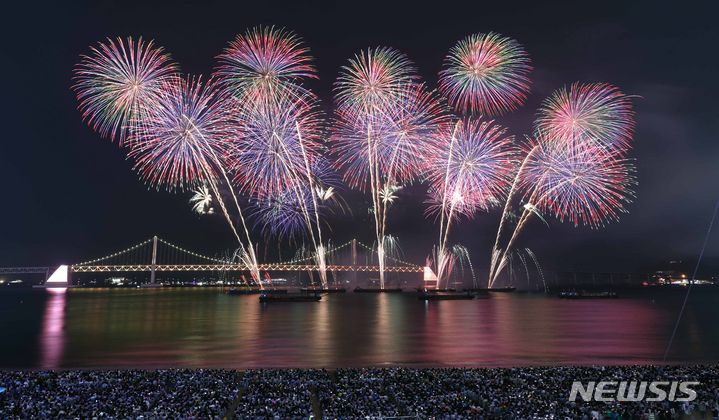 [부산=뉴시스] 하경민 기자 = '제18회 부산불꽃축제'가 열린 4일 부산 수영구 광안리해수욕장 일대에서 광안대교를 배경으로 화려한 불꽃쇼가 연출되고 있다. 2023.11.04. yulnetphoto@newsis.com