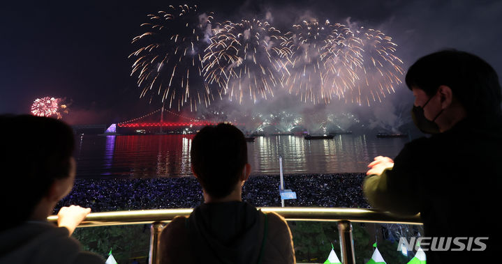 [부산=뉴시스] 하경민 기자 = '제18회 부산불꽃축제'가 열린 4일 부산 수영구 광안리해수욕장 일대에서 광안대교를 배경으로 화려한 불꽃쇼가 연출되고 있다. 2023.11.04. yulnetphoto@newsis.com