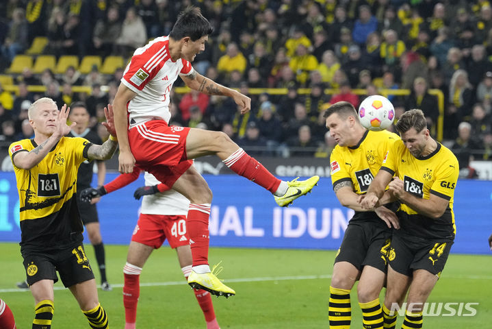 [도르트문트=AP/뉴시스] 바이에른 뮌헨의 김민재가 4일(현지시각) 독일 도르트문트의 지그날 이두나 파크에서 열린 2023-24 독일 분데스리가 11라운드 보루시아 도르트문트와 경기 중 슛을 시도하고 있다. 김민재는 풀타임을 소화했고 뮌헨은 해리 케인이 해트트릭을 기록하며 4-0 완승을 거뒀다. 2023.11.05.