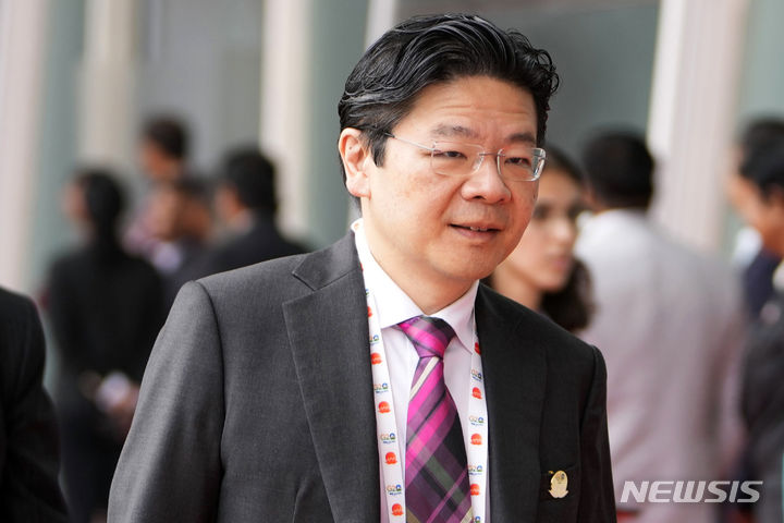 [간디나가르=AP/뉴시스] 로런스 웡(51) 싱가포르 총리가 15일 취임했다고 AP통신, 스트레이츠타임스 등이 보도했다. 사진은 지난해 7월 인도 간디나가르에서 개최된 G20 재무장관 및 중앙은행 총재 회의에 참석한 웡 당시 부총리가 회의장에 도착하는 모습. 2024.05.15.