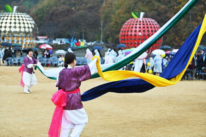  [청송=뉴시스] 김진호 기자 = 경북 청송군에서 열리고 있는 '2023 청송사과축제'에서 4일 올해부터 전국대회로 격상된 청송사과꽃줄엮기 경연대회가 진행지고 있다. (사진=청송군 제공) 2023.11.05 photo@newsis.com  *재판매 및 DB 금지