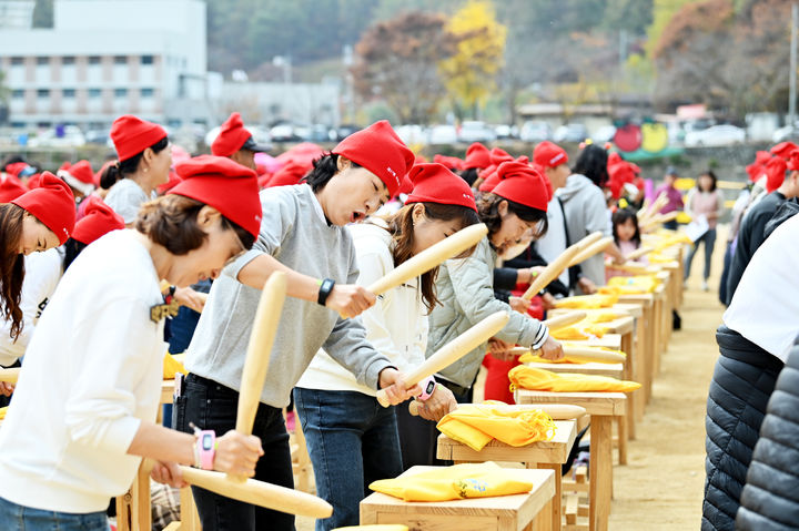 '2023 청송사과축제'에서 '꿀잼 사과난타'가 펼쳐지고 있다. (사진=청송군 제공)  *재판매 및 DB 금지