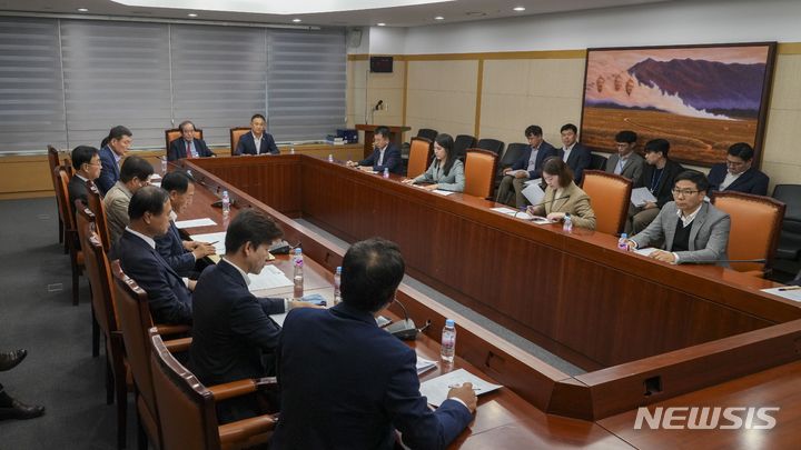 [전주=뉴시스] 전라북도의회 새만금 대응단(단장 국주영은)과 전북인비상대책회의(상임대표 윤석정)는 11월7일 오후 2시에 예정된 ‘전북인 총궐기대회’ 개최를 위한 간담회를 갖고 준비 상황 등을 확인하고 있다. (사진= 전라북도의회 새만금 대응단 제공) *재판매 및 DB 금지