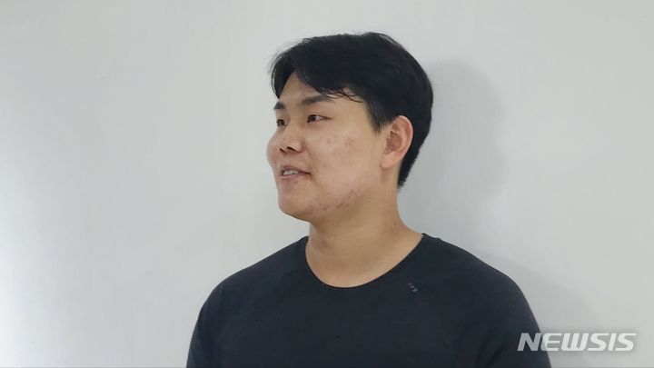 [수원=뉴시스]김주희 기자 = KT 위즈 소형준이 5일 수원 KT 위즈파크에서 인터뷰하고 있다. 2023.11.05.