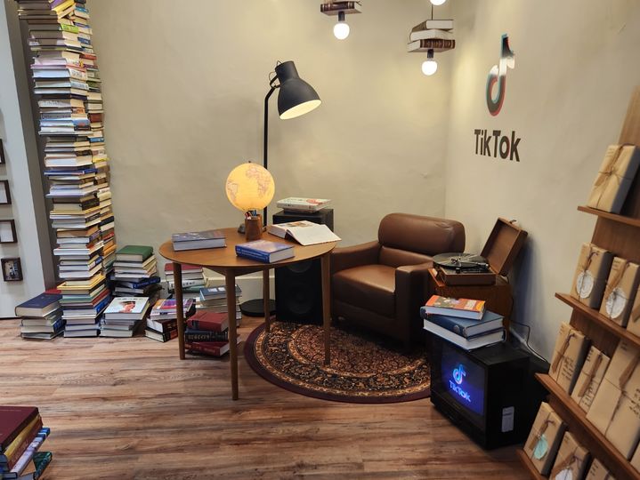 숏폼 동영상 플랫폼 틱톡은 4일부터 열리는 '월드 크리에이터 페스티벌 @부산'의 연계 프로젝트로 부산 중구 보수동 책방골목에서 팝업스토어를 운영한다. *재판매 및 DB 금지