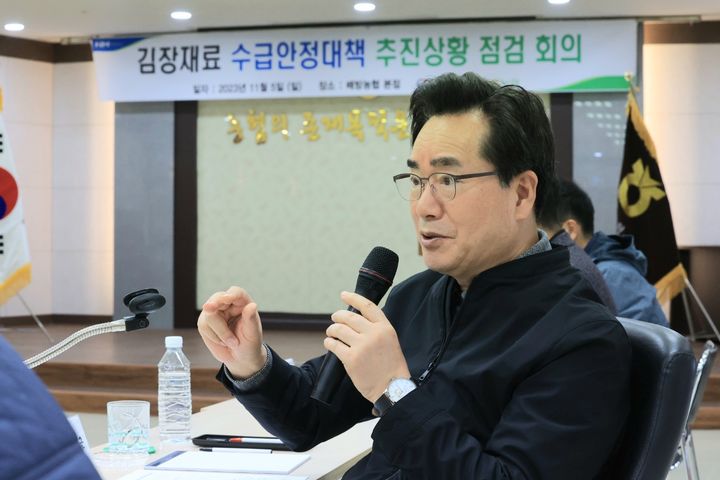 [세종=뉴시스] 정황근 농림축산식품부 장관이 5일 충남 아산시 배방농협 하나로마트에서 김장재료 안정적 수급을 위한 관계기관 간담회를 열어 발언을 하고 있다. (사진=농식품부 제공) *재판매 및 DB 금지