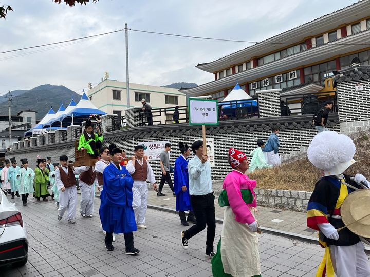 [창원=뉴시스] 강경국 기자 = 4일 경남 창원시 의창구 의창동 창원향교 및 구룡사 일원에서 조선시대 과거보러 가는 길 재현행사가 개최되고 있다. (사진=창원시청 제공). 2023.11.05. photo@newsis.com *재판매 및 DB 금지