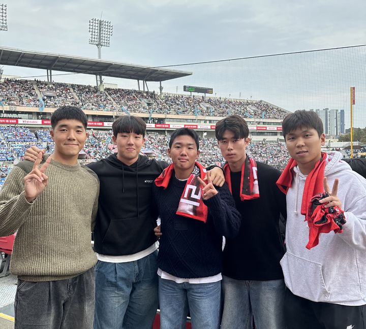 KT 위즈 신인 육청명(왼쪽부터), 이승언, 박태완, 원상현, 김민성이 5일 수원 KT 위즈파크에서 열린 NC 다인스-NC의 PO 5차전을 응원하고 있다. (사진=KT 제공) *재판매 및 DB 금지