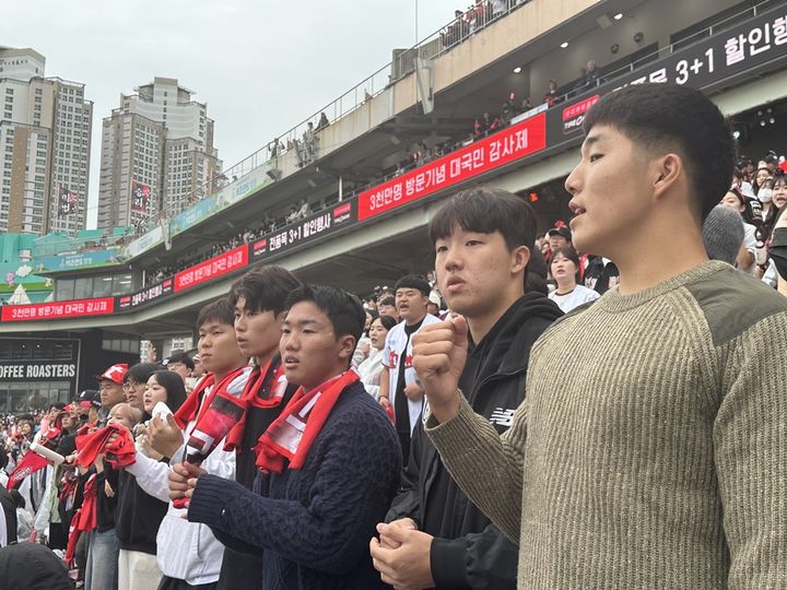 KT 위즈 신인 육청명(왼쪽부터), 이승언, 박태완, 원상현, 김민성이 5일 수원 KT 위즈파크에서 열린 NC 다인스-NC의 PO 5차전을 응원하고 있다. (사진=KT 제공) *재판매 및 DB 금지