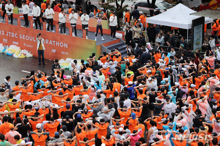[서울=뉴시스] 김명년 기자 = 5일 오전 서울 마포구 상암월드컵공원에서 열린 '2023 JTBC 서울마라톤'에서 참가자들이 준비운동을 하고 있다. 2023.11.05. kmn@newsis.com