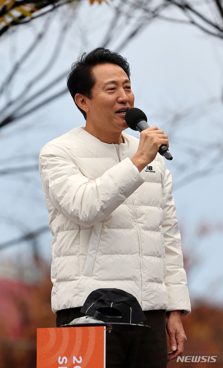 [서울=뉴시스] 김명년 기자 = 오세훈 서울시장이 5일 오전 서울 마포구 상암월드컵공원에서 열린 '2023 JTBC 서울마라톤'에서 축사를 하고 있다. 2023.11.05. kmn@newsis.com