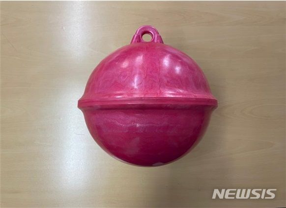 [무안=뉴시스] 해양 폐플라스틱 문제 해결에 큰 도움이 될 '생분해성 친환경 부표'가 전남도 지원으로 국내에서 처음 개발돼 제품 상용화를 앞두고 있다. 제품 실증을 마친 전남도는 해수부 인증을 추진 중이다. (사진=전남도 제공) 2023.11.05. photo@newsis.com