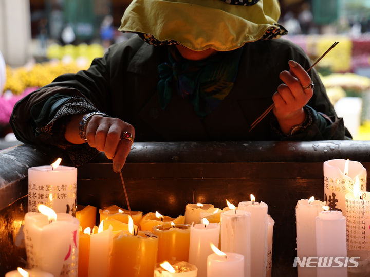 [서울=뉴시스] 배훈식 기자 = 2024학년도 대학수학능력시험을 열하루 앞둔 5일 오전 서울 종로구 조계사에서 한 불자가 향에 불을 붙이고 있다. 2023.11.05. dahora83@newsis.com