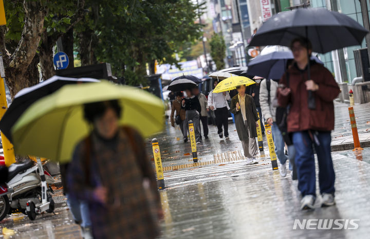 [서울=뉴시스] 정병혁 기자 = 비가 내린 5일 서울 강남구 강남역 인근에서 우산을 쓴 시민들이 이동하고 있다. 2023.11.05. jhope@newsis.com