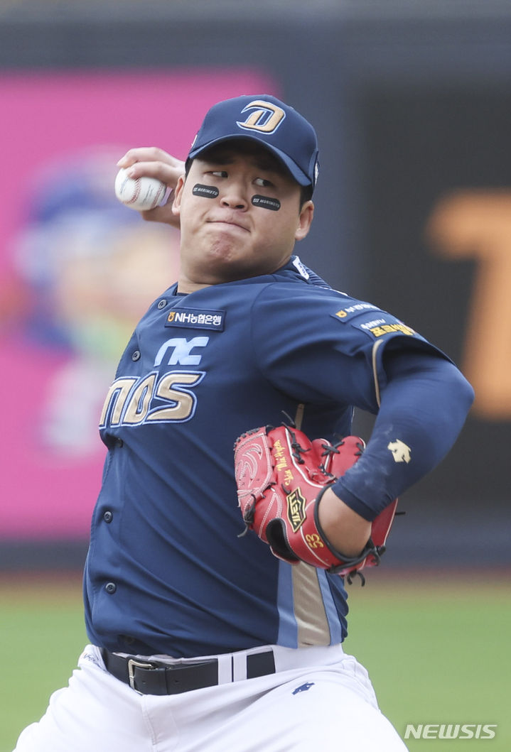 [수원=뉴시스] 김근수 기자 = 5일 경기 수원시 KT위즈파크에서 열린 2023 KBO 플레이오프 KT 위즈 대 NC 다이노스의 5차전 경기, NC 선발 1회말 신민혁이 역투하고 있다. 2023.11.05. ks@newsis.com