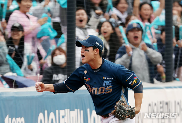 [수원=뉴시스] 김진아 기자 = 5일 경기 수원시 KT위즈파크에서 열린 2023 KBO 플레이오프 KT 위즈 대 NC 다이노스의 5차전 경기, 4회말 NC 3루수 서호철이 KT 알포드의 직선타구를 호수비로 처리한 후 기뻐하고 있다. 2023.11.05. bluesoda@newsis.com