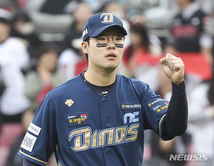 [수원=뉴시스] 김근수 기자 = 5일 경기 수원시 KT위즈파크에서 열린 2023 KBO 플레이오프 KT 위즈 대 NC 다이노스의 5차전 경기, 5회말 2사 주자 3루 상황에서 NC 두번째 투수 김영규가 KT 조용호를 삼진을 잡고 기뻐하고 있다. 2023.11.05. ks@newsis.com
