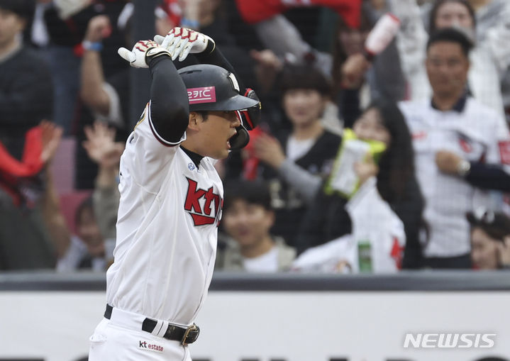 [수원=뉴시스] 김근수 기자 = 5일 경기 수원시 KT위즈파크에서 열린 2023 KBO 플레이오프 KT 위즈 대 NC 다이노스의 5차전 경기, 6회말 무사 주자 없는 상황 KT 김상수가 안타를 치고 기뻐하고 있다. 2023.11.05. ks@newsis.com