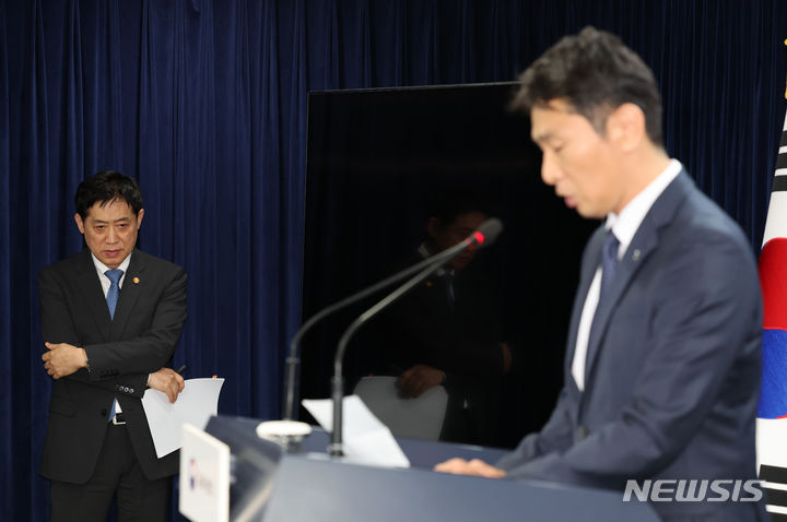 [서울=뉴시스] 배훈식 기자 = 김주현 금융위원장이 5일 오후 서울 종로구 정부서울청사에서 공매도 대책을 발표한 뒤 생각에 잠겨있다. 2023.11.05. dahora83@newsis.com