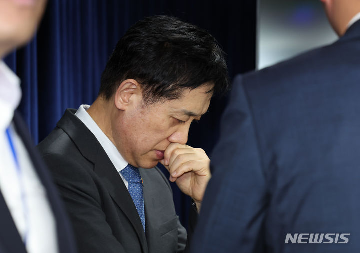 [서울=뉴시스] 배훈식 기자 = 김주현 금융위원장이 5일 오후 서울 종로구 정부서울청사에서 공매도 대책을 발표한 뒤 생각에 잠겨있다. 2023.11.05. dahora83@newsis.com