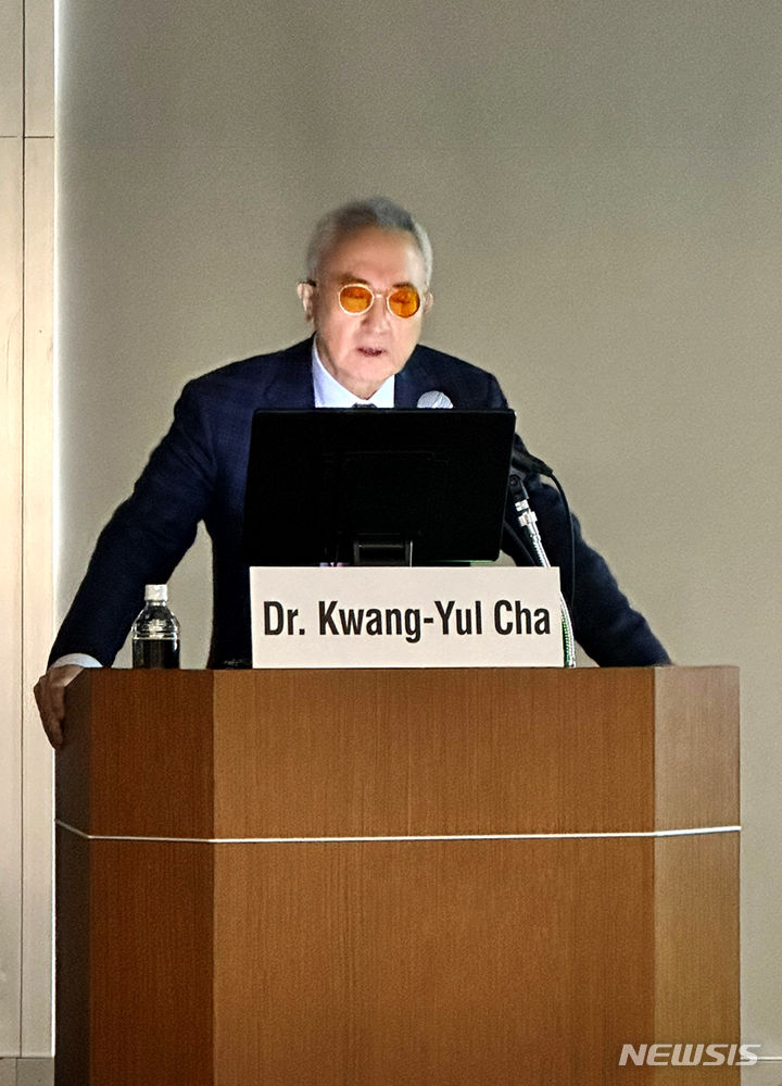 [서울=뉴시스]차병원은 차광렬 차병원바〮이오그룹 글로벌종합연구소장이 일본 오사카 리가로얄호텔에서 열린 ‘2023 국제 시험관아기학회 (ISIVF; International Society for In Vitro Fertilization)’에서 특강을 통해 ‘줄기세포와 재생의학을 이용한 난치병과 노화극복’을 주제로 현재 진행되고 있는 나라별 줄기세포·세포치료 연구와 치료 현황을 살펴보고 미래를 전망했다고 6일 밝혔다. (사진= 차병원 제공) 2023.11.06. photo@newsis.com. 