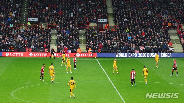 [서울=뉴시스]롯데는 2030 세계박람회 개최지 결정 투표를 20여일 앞둔 4일부터 27일까지 영국 프리미어리그(EPL) 경기장에 ‘2030 부산 엑스포 유치’를 기원하는 광고를 선보인다고 6일 밝혔다.2023.11.06.(사진=롯데 제공)photo@newsis.com
