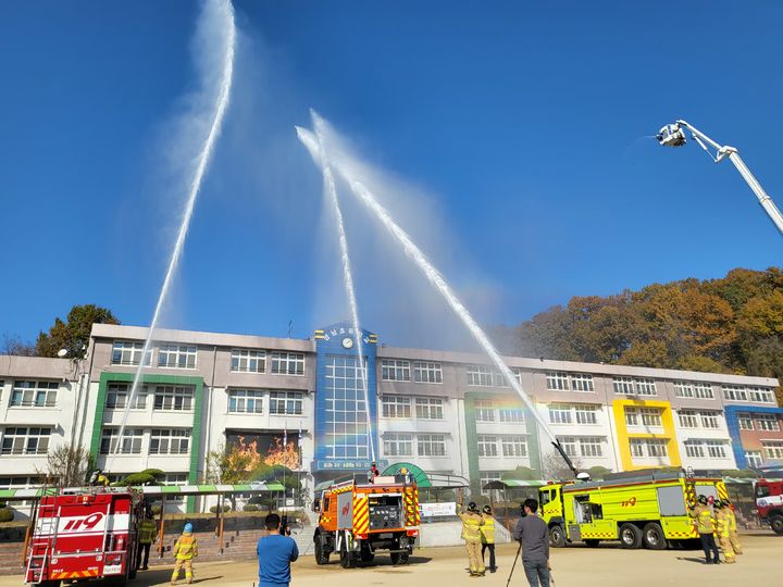 [안동=뉴시스] '2023년 재난 대응 안전 한국 통합연계 훈련' 기간 영남초등학교에서 진행된 화재 펌프차 훈련. (사진=경북교육청 제공) 2023.11.06 *재판매 및 DB 금지