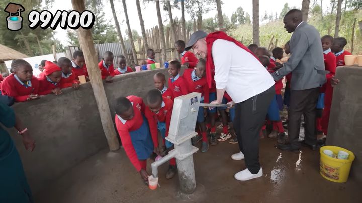 [서울=뉴시스]11월5일 미스터비스트가 자신의 유튜브 채널에 '아프리카에 100개의 우물을 지었습니다'라는 제목의 영상을 게재했다. (사진=유튜브'미스터비스트'캡처) 2023.11.06 photo@newsis.com *재판매 및 DB 금지