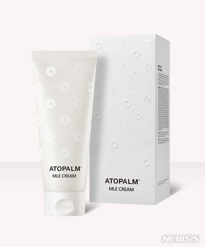 [서울=뉴시스] 아토팜 'MLE 크림 스노우 에디션'. (사진=네오팜 제공) 2023.11.06. photo@newsis.com