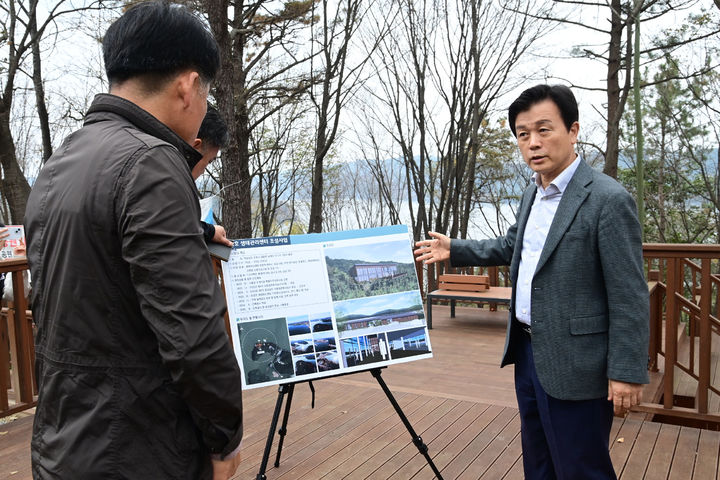 [진주=뉴시스] 조규일 진주시장, 진양호 가족공원 조성사업 현장 점검. *재판매 및 DB 금지