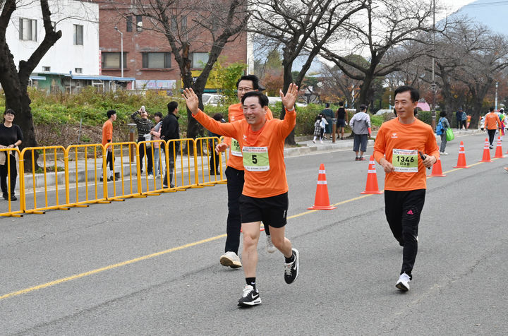 제17회 창녕 부곡온천 마라톤대회에 참가한 성낙인 군수가 힘차게 달리고 있다. *재판매 및 DB 금지