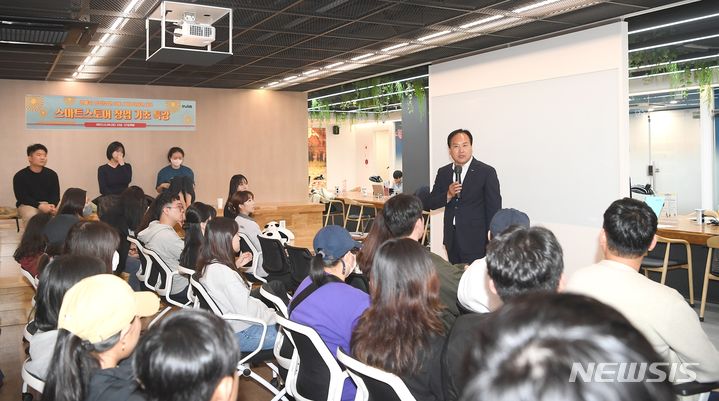 [오산=뉴시스 ]이권재 시장이 '스마트 스토어 창업 비법 전수' 교육에 참석해 인사말을 하고 있다. (사진 = 오산시 제공)