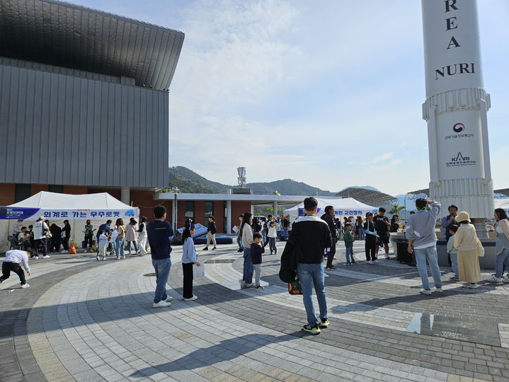 밀양아리랑우주천문대 일원에서 변장하라! 잠입하라! 제4회 외계인 대축제가 열리고 있다. (사진=밀양시 제공)&nbsp; *재판매 및 DB 금지