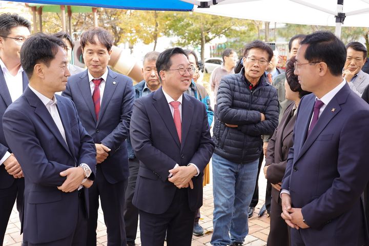 [대전=뉴시스] 조명휘 기자 = 이장우(가운데) 대전시장이 6일 산내 다목적체육관 건립 예정지를 찾아 사업계획을 점검하고 있다. (사진= 대전시 제공) 2023.11.06. photo@newsis.com *재판매 및 DB 금지