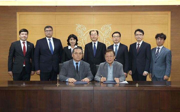 [울산=뉴시스]우즈베키스탄 타슈켄트 화학기술 대학교 우스모노브 보티르 총장(왼쪽)과 오연천 울산대 총장(오른쪽)이 지난 2일 양교 교류방안을 모색하는 간담회를 가진 뒤 기념촬영을 했다. *재판매 및 DB 금지