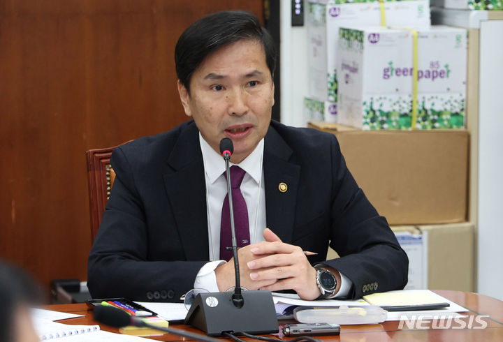 [서울=뉴시스] 추상철 기자 = 김선호 국방부 차관이 6일 오전 서울 여의도 국회에서&nbsp; 열린 국방위원회 법률안심사소위원회에서 인사말을 하고 있다. 2023.11.06. scchoo@newsis.com