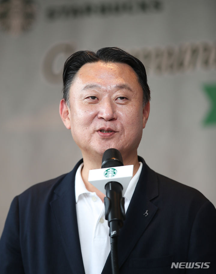 [제주=뉴시스] 우장호 기자 = 손정현 스타벅스코리아 대표이사가 6일 오전 제주시 구좌읍 스타벅스 제주세화DT점에서 열린 이익공유형 매장 스타벅스 커뮤니티 스토어 7호점 오픈행사 및 친환경 협약식에 앞서 인사말을 하고 있다. 2023.11.06. woo1223@newsis.com