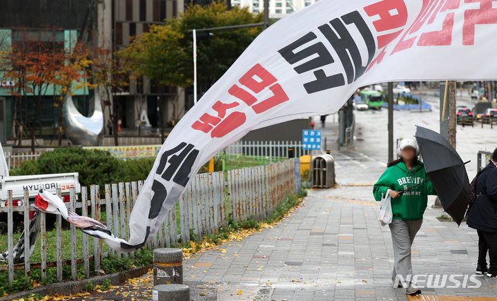 [서울=뉴시스] 김명년 기자 = 강풍을 동반한 가을 폭우가 내린 6일 오전 서울 중랑구의 한 거리에서 강풍에 끊어진 정치 현수막이 휘날리고 있다. 2023.11.06. kmn@newsis.com