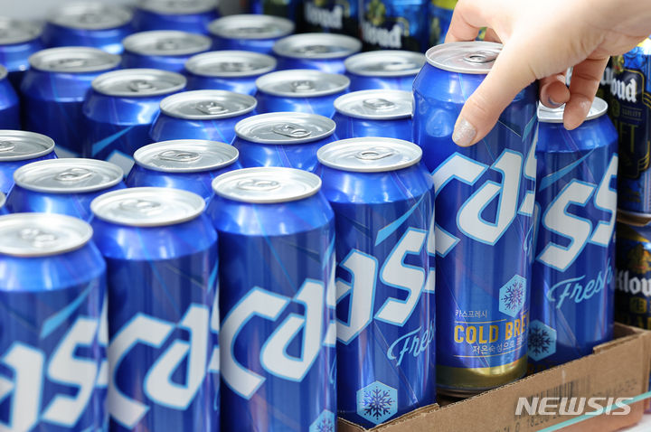 [서울=뉴시스] 황준선 기자 = 올해 3분기 국내 가정용 맥주 시장에서 가장 많이 팔린 맥주는 오비맥주의 카스로 나타났다. 한국농수산식품유통공사(aT) 식품산업 통계정보에 따르면 하이트진로의 카스는 3분기 가정용 시장 기준 매출 4281억2400만원으로 점유율 37.89%를 기록했다. 2위는 하이트진로의 테라로 1205억6500만원을 기록, 841억1800만원의 매출을 올린 일본 아사히 맥주가 3위를 기록했다. 사진은 6일 서울 시내 한 대형마트에 판매 중인 카스. 2023.11.06. hwang@newsis.com