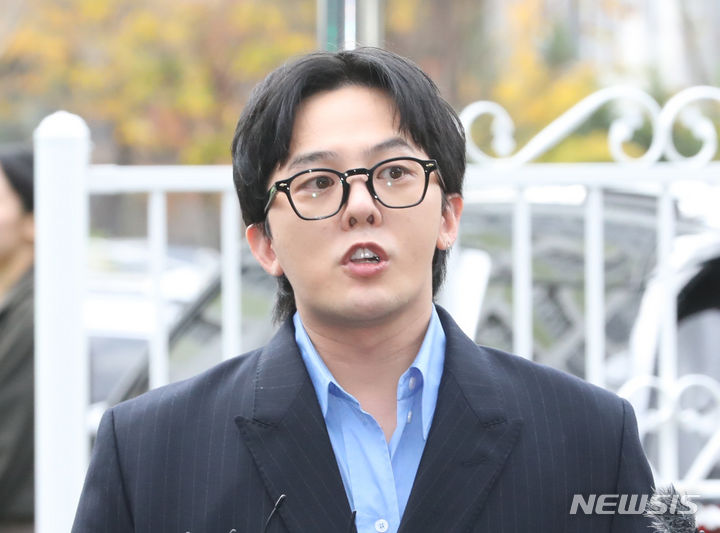 [인천=뉴시스] 전진환 기자 = 마약 투약 의혹을 받는 가수 지드래곤(권지용)이 6일 인천 남동구 인천논현경찰서에 자진 출석해 조사를 받으러 들어가기 앞서 기자 질문에 답하고 있다. 2023.11.06. amin2@newsis.com
