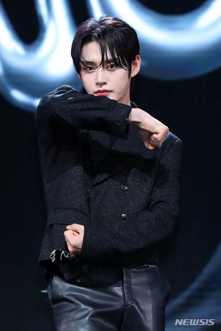 [서울=뉴시스] 김혜진 기자 = 그룹 제로베이스원(ZEROBASEONE) 김지웅이 6일 오후 서울 광진구 예스24라이브홀에서 열린 두 번째 미니앨범 '멜팅 포인트'(Melting Point) 발매 기념 쇼케이스에서 포즈를 취하고 있다. 타이틀곡 '크러시'(CRUSH·가시)는 드럼 앤드 베이스(Drum & Bass)와 저지 클럽(Jersey Club)의 리듬 위에 제로베이스원만의 다채로운 감성이 하이브리드된 강렬하고 파워풀한 곡이다. 2023.11.06. jini@newsis.com
