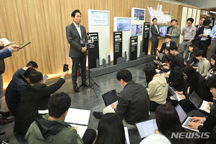 [서울=뉴시스] 최진석 기자 = 오세훈 서울시장이 6일 오후 서울 중구 서울시청에서 김병수 김포시장과 김포, 서울 편입 관련 회동을 마친 후 백브리핑을 하고 있다.  (공동취재사진) 2023.11.06. photo@newsis.com