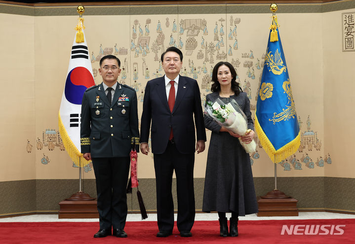 [서울=뉴시스] 전신 기자 = 윤석열 대통령이 6일 서울 용산 대통령실 청사에서 열린 중장 진급·보직 신고 및 삼정검 수치 수여식에서 여인형 국군방첩사령관에게 삼정검 수치를 수여한 뒤 기념촬영하고 있다. (대통령실통신사진기자단) 2023.11.06. photo1006@newsis.com