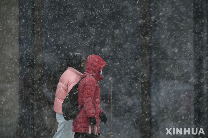 [선양=신화/뉴시스] 눈이 내린 6일 중국 랴오닝성 선양에서 시민들이 이동하고 있다. 2023.11.07.